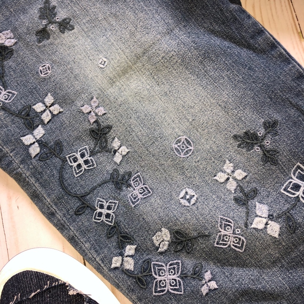 Bandolino Embroidered Bermudas - Picture 3 of 4
